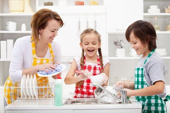 Kids and mother washing dishes 580x387